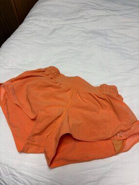 lululemon Size 6 Hotty Hot Low-Rise Lined Short 2.5"